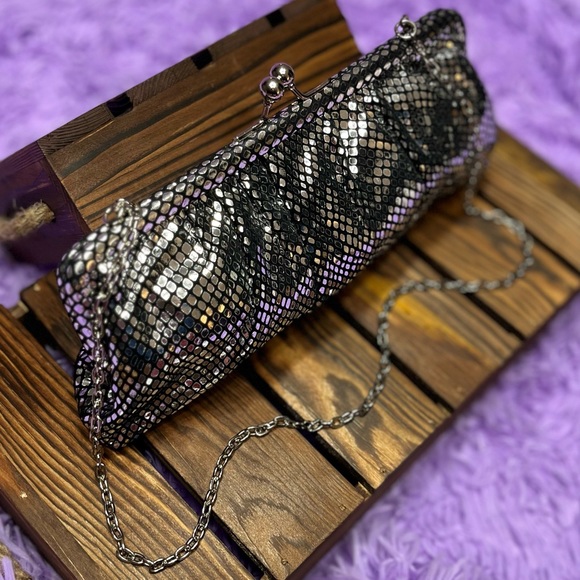 🛑SOLD🛑 VINTAGE WILSONS LEATHER Silver Clutch w/Chain - Picture 4 of 11